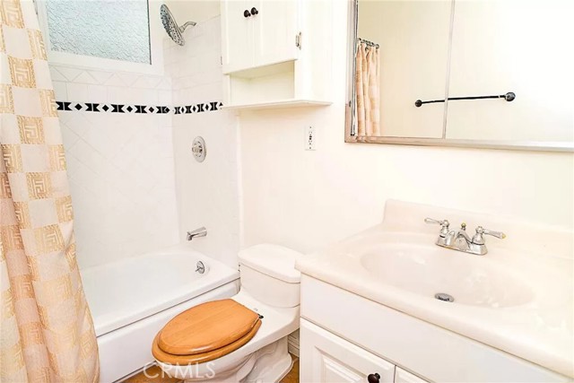 8512 Fullbright Avenue, Winnetka CA: https://media.crmls.org/medias/4195786b-ec7c-48ec-b35b-5b4ea3745c10.jpg
