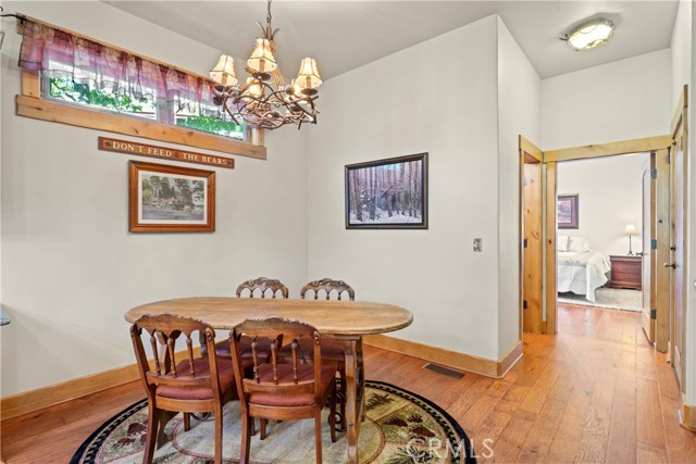 1034 Teakwood Drive, Lake Arrowhead CA: https://media.crmls.org/medias/4197f78e-fcce-4963-9669-99b68584807f.jpg