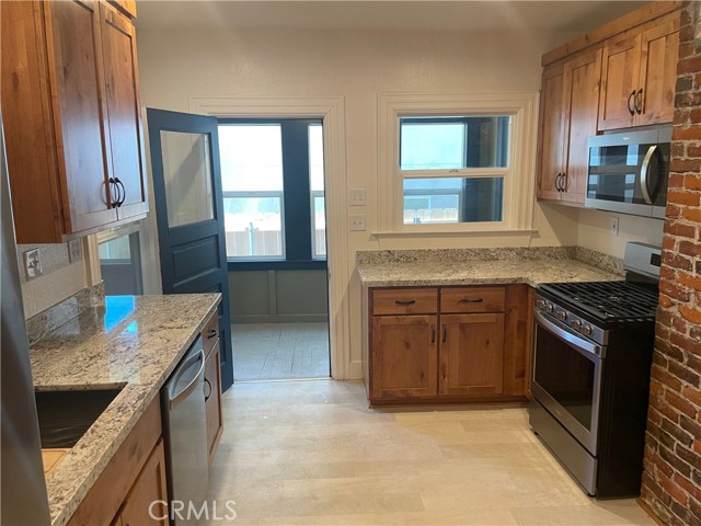 Detail Gallery Image 10 of 41 For 1318 Salem, Chico,  CA 95928 - 5 Beds | 3 Baths