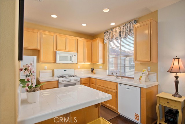 Detail Gallery Image 8 of 33 For 28254 Canterbury Ct, Valencia,  CA 91354 - 2 Beds | 2/1 Baths