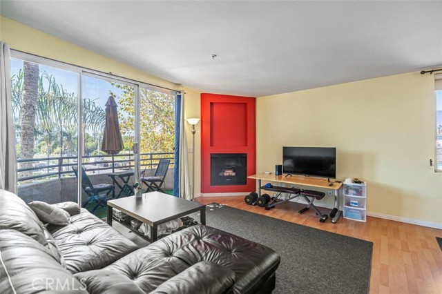 Detail Gallery Image 2 of 21 For 15455 Sherman Way #15,  Van Nuys,  CA 91406 - 2 Beds | 2 Baths