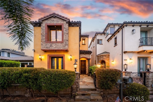212 Baltimore Avenue, Huntington Beach CA: https://media.crmls.org/medias/419cc0b0-9d50-4013-b31a-9851b426cccc.jpg