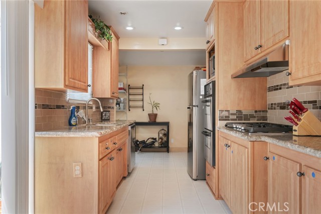 10022 Gothic Avenue, North Hills CA: https://media.crmls.org/medias/41a01f27-05a9-4c4e-8ff3-06c467342c99.jpg