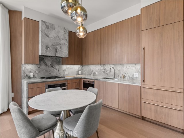211 W Elm Court, Los Angeles CA: https://media.crmls.org/medias/41a275c9-81cc-4bff-a8e8-0f09a1b2cd0e.jpg