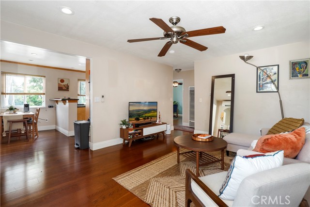 2114 India Street, Los Angeles CA: https://media.crmls.org/medias/41a364ef-ee29-4c4a-947f-b4f32a01dd82.jpg