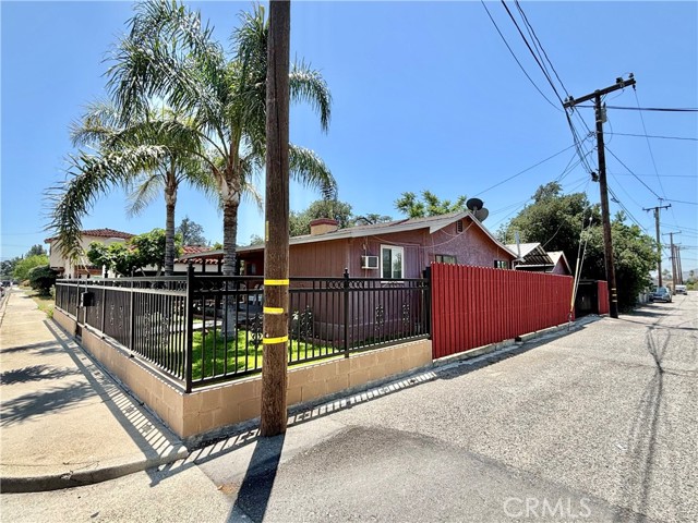 Detail Gallery Image 3 of 23 For 16739 Upland, Fontana,  CA 92335 - 3 Beds | 1/1 Baths