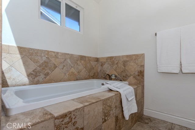 8421 Deepcliff Dr., Huntington Beach CA: https://media.crmls.org/medias/41b9e2ad-2f5d-44be-9263-2074f8dccd27.jpg