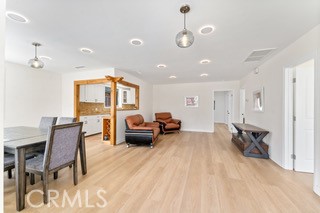 Detail Gallery Image 2 of 12 For 5123 Noble Ave, Sherman Oaks,  CA 91403 - 3 Beds | 4 Baths