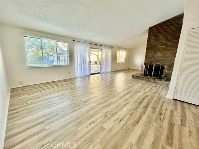 Detail Gallery Image 2 of 13 For 20553 Oxnard St, Woodland Hills,  CA 91367 - 3 Beds | 2 Baths