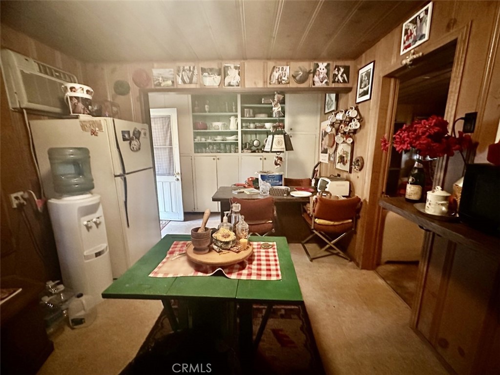 https://media.crmls.org/medias/41bf56ae-636e-4cee-a863-19504be941d9.jpg?preset=X-Large