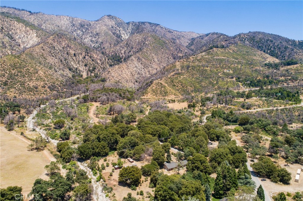https://media.crmls.org/medias/41bfd055-37c0-4072-9c69-c24deacd35c8.jpg?preset=X-Large