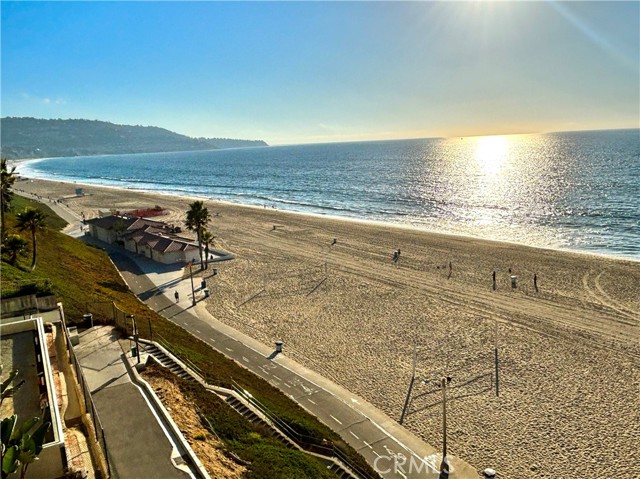 Detail Gallery Image 1 of 14 For 735 Esplanade a,  Redondo Beach,  CA 90277 - 2 Beds | 2 Baths