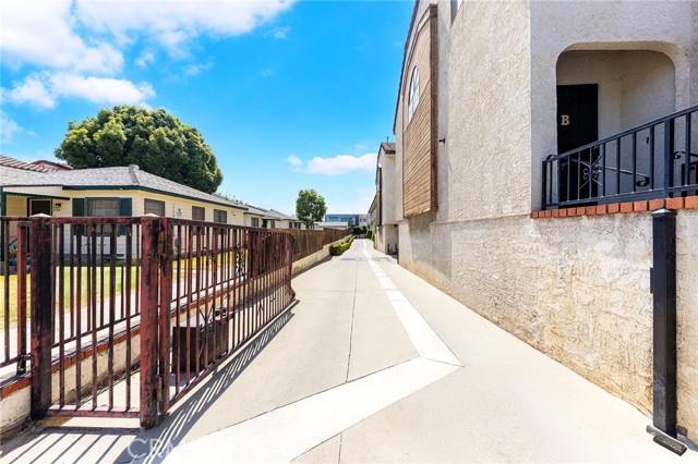 321 N Lincoln Avenue, Monterey Park CA: https://media.crmls.org/medias/41c493ce-f296-4897-bacc-54defca16648.jpg