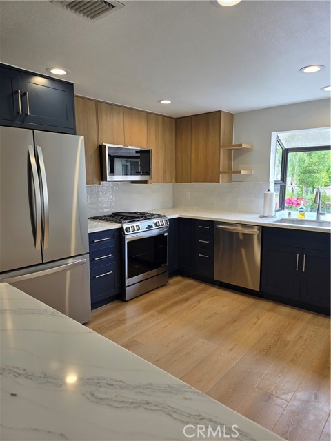 Detail Gallery Image 16 of 18 For 5800 Owensmouth Ave #21,  Woodland Hills,  CA 91367 - 2 Beds | 2 Baths