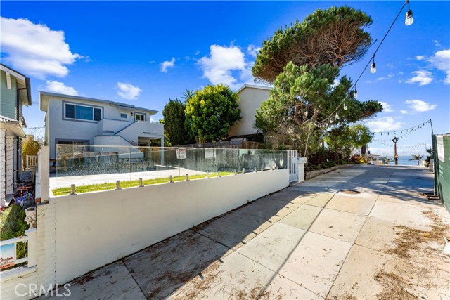400 17th Street, Manhattan Beach, California 90266, 4 Bedrooms Bedrooms, ,2 BathroomsBathrooms,Residential,For Sale,17th,PW24197344
