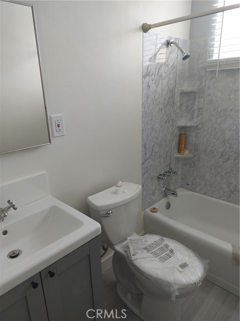 Detail Gallery Image 12 of 24 For 1891 Buckingham Rd #1,  Los Angeles,  CA 90019 - 3 Beds | 2 Baths
