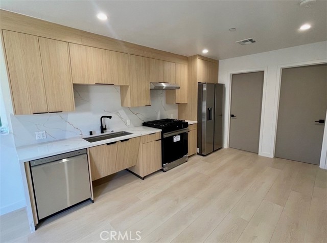 Detail Gallery Image 2 of 6 For 611 W 41st Pl #1/4,  Los Angeles,  CA 90037 - 1 Beds | 1 Baths