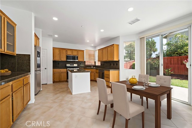 Detail Gallery Image 6 of 31 For 4621 Springwell Ct, Riverside,  CA 92505 - 4 Beds | 2/1 Baths