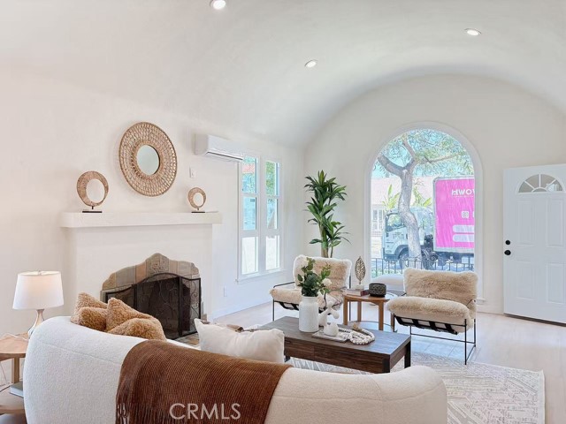 https://media.crmls.org/medias/41cc6db8-b9e0-4f11-8939-8b18d9b09be2.jpg?preset=X-Large