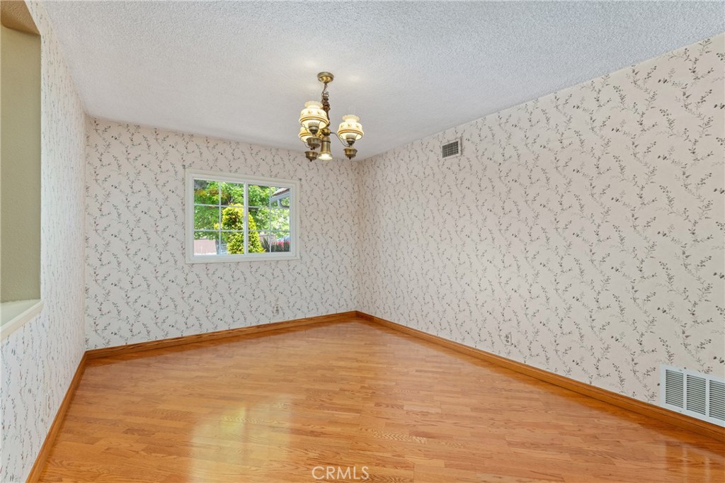 https://media.crmls.org/medias/41cc904d-9300-482c-931c-c864ad0204f6.jpg?preset=X-Large