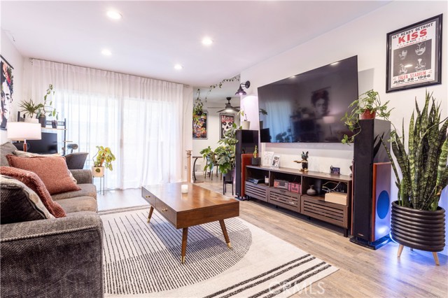 18307 Burbank Boulevard, Tarzana CA: https://media.crmls.org/medias/41cd0121-eced-472f-b3b6-dfd88cb789db.jpg