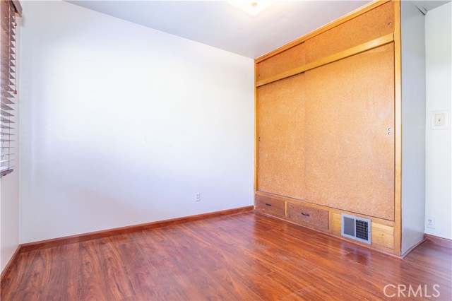 Detail Gallery Image 8 of 24 For 6909 Peach Ave, Van Nuys,  CA 91406 - 4 Beds | 2 Baths