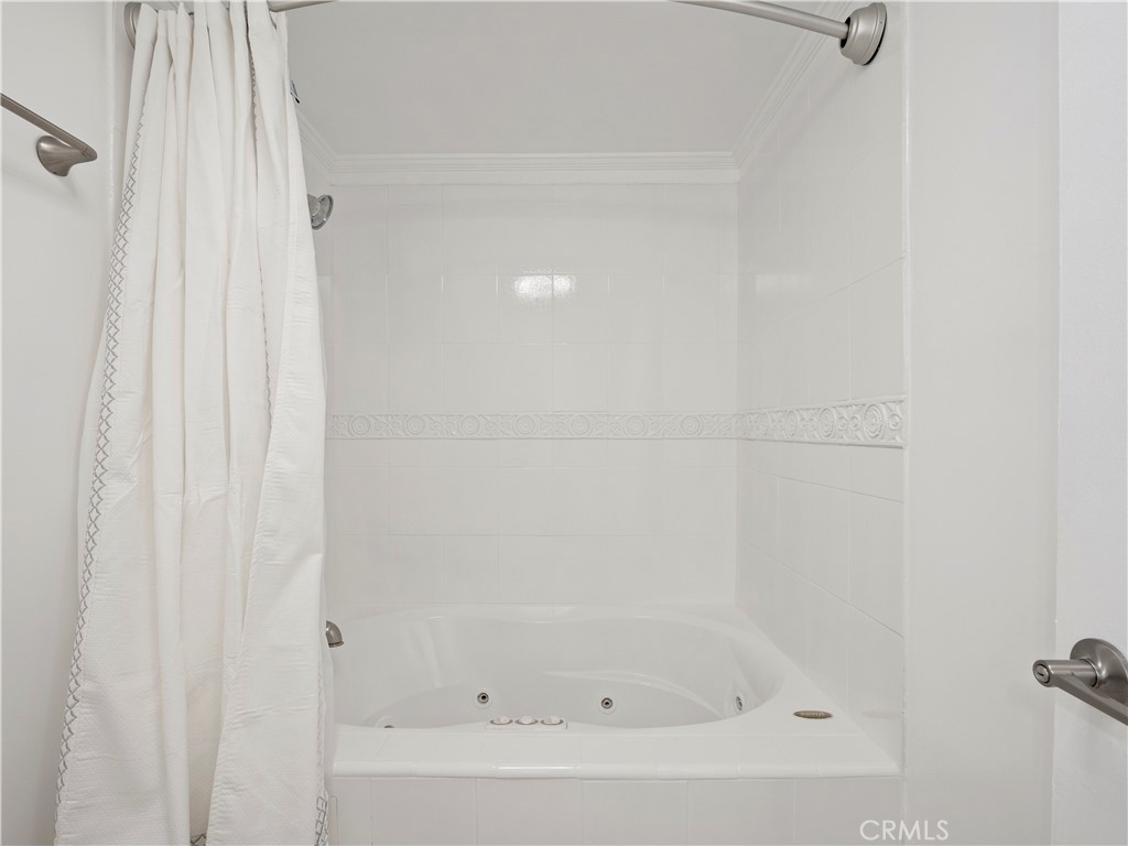 https://media.crmls.org/medias/41cf0cc5-63b2-4e78-af3e-d4c390fff12f.jpg?preset=X-Large