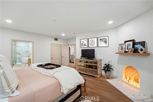 Detail Gallery Image 20 of 31 For 575 S Barrington Ave #109,  Los Angeles,  CA 90049 - 3 Beds | 2/1 Baths
