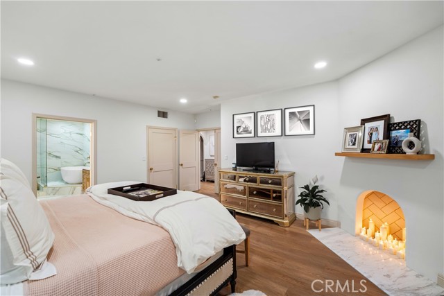 Detail Gallery Image 20 of 31 For 575 S Barrington Ave #109,  Los Angeles,  CA 90049 - 3 Beds | 2/1 Baths