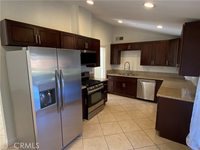 Detail Gallery Image 12 of 21 For 19137 Pleasantdale, Canyon Country,  CA 91351 - 4 Beds | 2 Baths