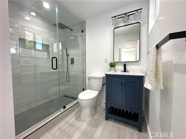 Detail Gallery Image 9 of 11 For 20650 Clark St, Woodland Hills,  CA 91367 - 3 Beds | 2 Baths