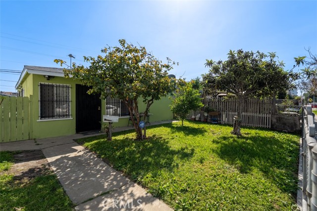 Detail Gallery Image 3 of 26 For 10208 S San Pedro St, Los Angeles,  CA 90003 - 2 Beds | 2 Baths