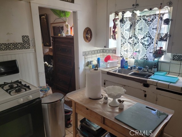 Detail Gallery Image 3 of 5 For 561 Upland, San Pedro,  CA 90731 - 3 Beds | 1 Baths