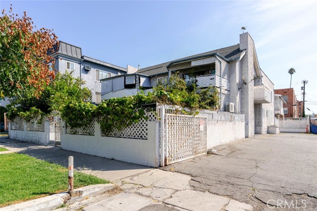 Detail Gallery Image 32 of 32 For 1716 3/4 Winona Bld, Los Angeles,  CA 90027 - 2 Beds | 2 Baths
