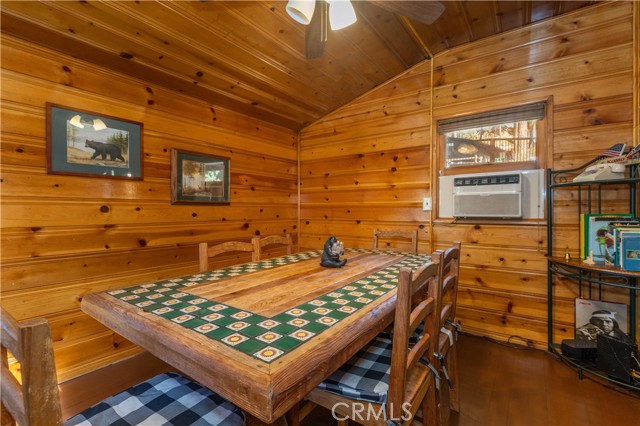 Detail Gallery Image 10 of 27 For 796 Silver Tip Dr, Big Bear Lake,  CA 92315 - 2 Beds | 2 Baths