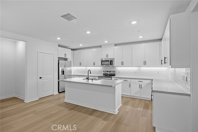 Detail Gallery Image 3 of 36 For 6137 Valentina Way #201,  Corona,  CA 92880 - 3 Beds | 2 Baths