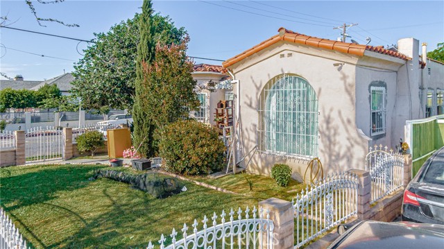 6200 Cimarron Street, Los Angeles, California 90047, 3 Bedrooms Bedrooms, ,2 BathroomsBathrooms,Single Family Residence,For Sale,Cimarron,DW24118390