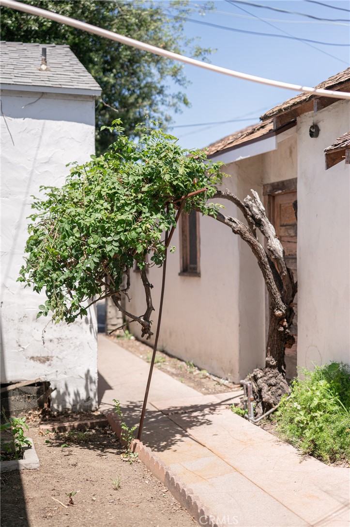 https://media.crmls.org/medias/41e2a224-56a2-4686-8f64-083f890e5c95.jpg?preset=X-Large