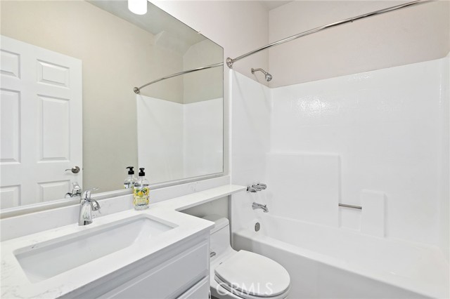 Detail Gallery Image 13 of 19 For 5620 Yolanda Ave #103,  Tarzana,  CA 91356 - 2 Beds | 2 Baths