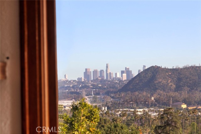 1220 E Providencia Avenue, Burbank CA: https://media.crmls.org/medias/41e5854b-c9e6-40cd-a1bd-bff0439e5d8e.jpg