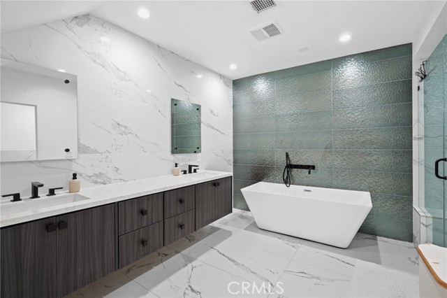 Detail Gallery Image 15 of 25 For 1812 Navy, Santa Monica,  CA 90405 - 5 Beds | 3 Baths