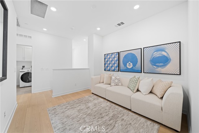 1042 N Anaheim Blvd, Anaheim CA: https://media.crmls.org/medias/41e8c589-e285-49ba-8921-e0a6736666e1.jpg