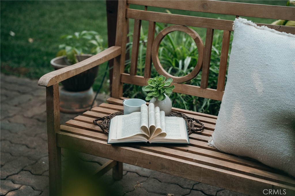 https://media.crmls.org/medias/41e93d7e-af3e-45d6-b932-b0ae2663ce15.jpg?preset=X-Large