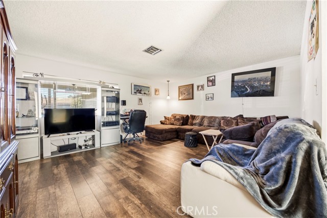 Detail Gallery Image 3 of 20 For 1025 Dixie, Hemet,  CA 92543 - 3 Beds | 2 Baths