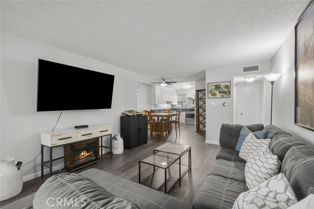 Detail Gallery Image 3 of 41 For 18555 Collins St #C18,  Tarzana,  CA 91356 - 2 Beds | 2 Baths