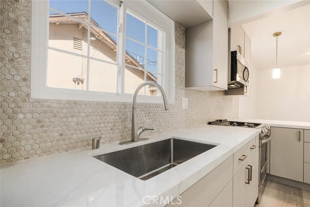 Detail Gallery Image 11 of 29 For 16023 Kingsbury St, Granada Hills,  CA 91344 - 3 Beds | 2 Baths
