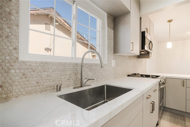 Detail Gallery Image 11 of 29 For 16023 Kingsbury St, Granada Hills,  CA 91344 - 3 Beds | 2 Baths