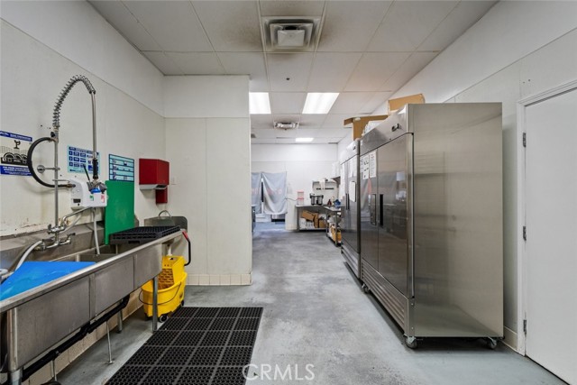 39438 Trade Center Drive, Palmdale CA: https://media.crmls.org/medias/41f83c1b-56c6-4091-9a42-c281834aab84.jpg