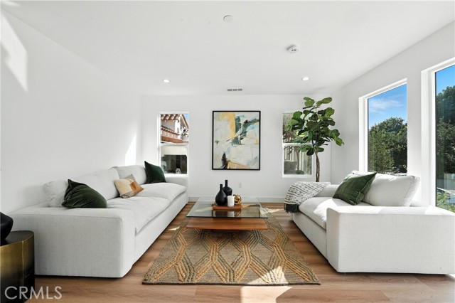 3031 3033 Vineyard Avenue, Los Angeles CA: https://media.crmls.org/medias/41fd8717-6423-45eb-9c1c-453fd35caf8f.jpg