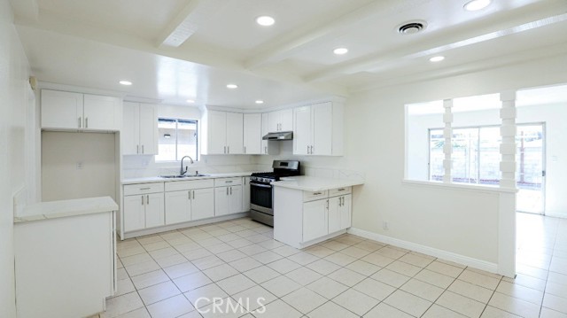 Detail Gallery Image 5 of 46 For 2910 W Cubbon, Santa Ana,  CA 92704 - 3 Beds | 2 Baths